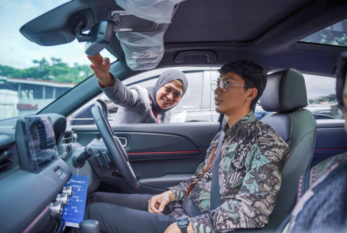 17 MOBIL BARU UNTUK KARYAWAN BERPRESTASI